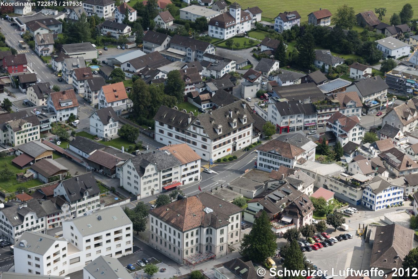 Freulerpalast, Näfels (Position: 2'723'354.76, 1'217'753.02) - Ein barockes Herrenhaus, um 1645 von Kaspar Freuler, einem aus Näfels stammenden französischen Offizier, errichtet. Aus finanziellen Gründen um 1840 an die Gemeinde gelangt, beherbergt der Palast seit 1946 das 'Museum des Landes Glarus'. Der Freulerpalast ist eines der prunkvollsten Herrenhäuser der Schweiz und Beispiel frühbarocker Profanarchitektur.
